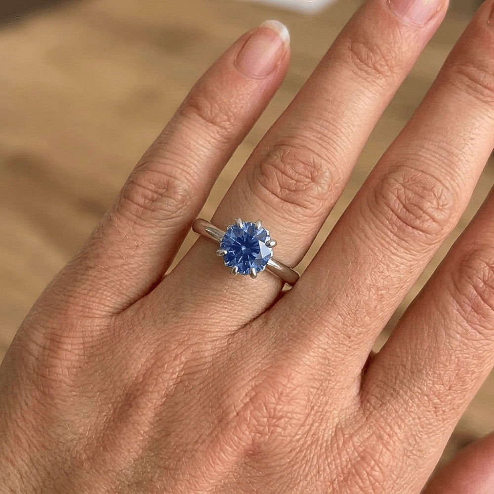 Anello con zaffiro di Ceylon da 1,90 carati e diamanti in oro bianco 14 carati