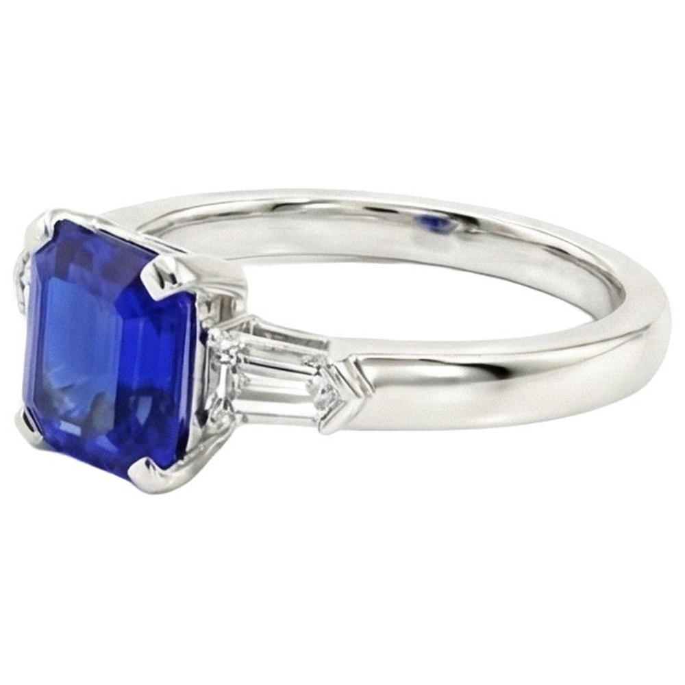 Anello con zaffiro e smeraldo con 3 pietre e diamanti. 1.75 carati. baguette affusolate