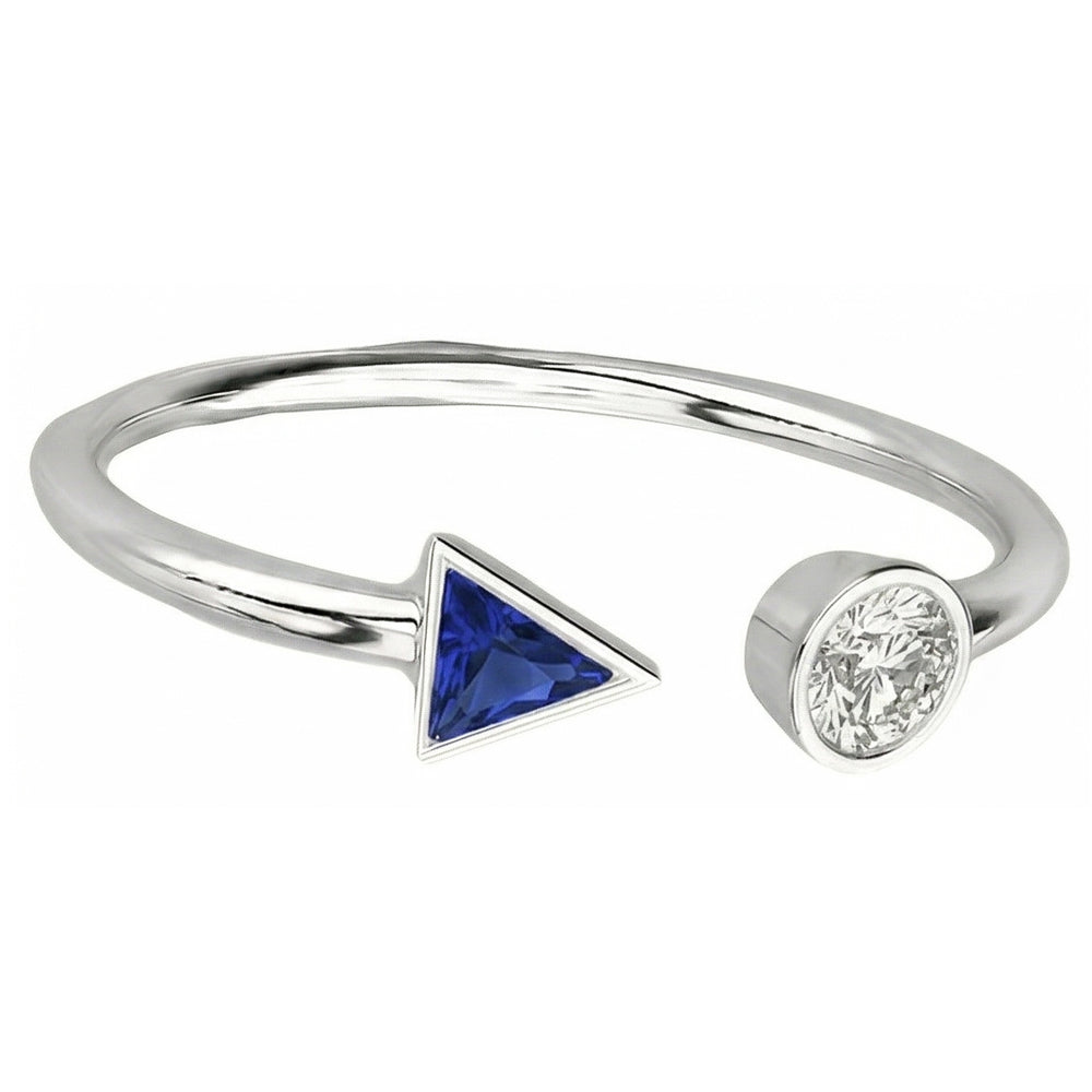 Anello con zaffiro incastonato su castone con diamanti tondi e trilioni di Toi et Moi 1 carato