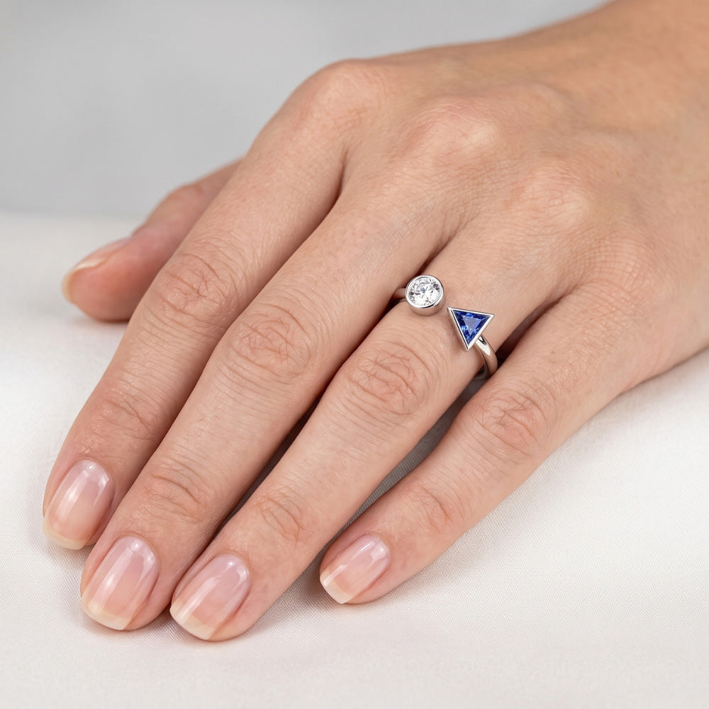 Anello con zaffiro incastonato su castone con diamanti tondi e trilioni di Toi et Moi 1 carato