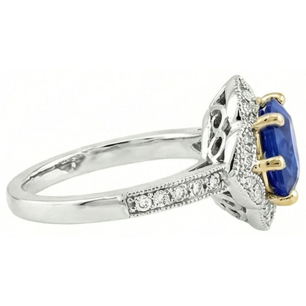 Anello cuscino con zaffiro dello Sri Lanka e diamanti 5,65 ct. Oro bicolore