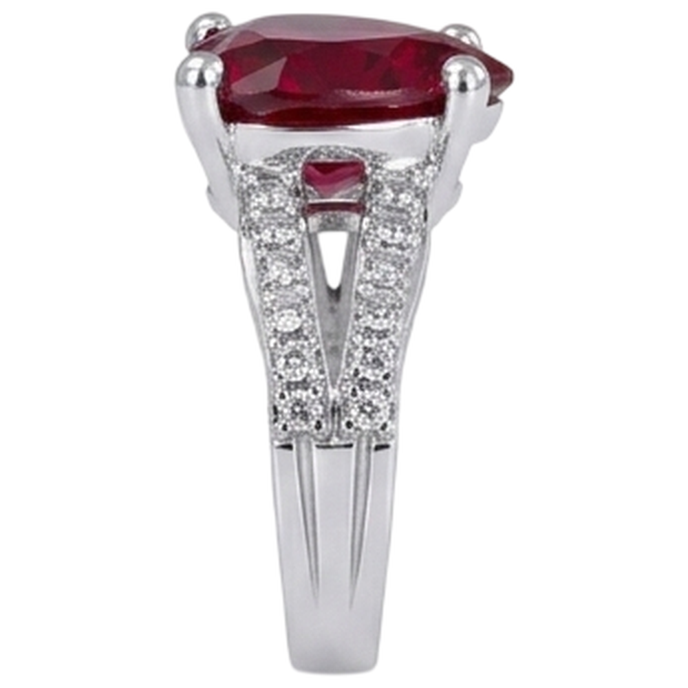 Anello da 5 ct con rubino taglio cuore rosso con diamanti. oro bianco 14 carati