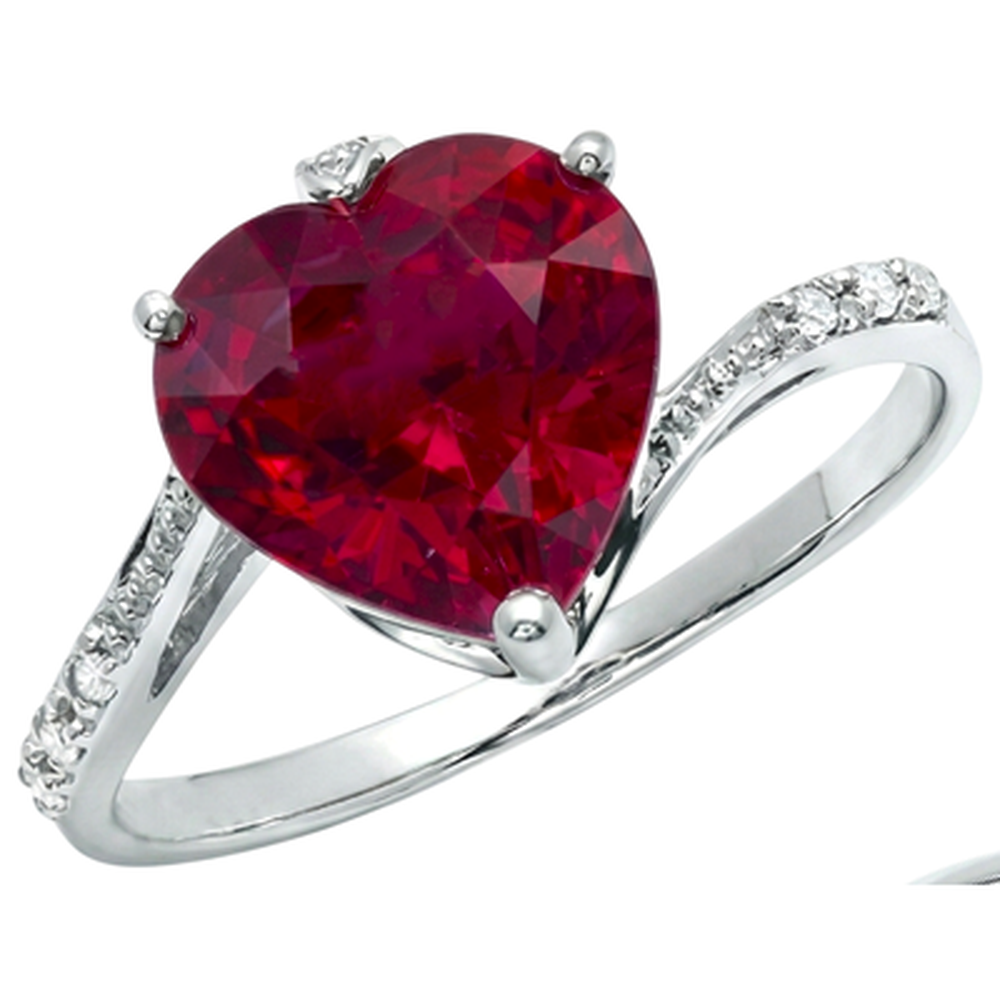 Anello da 7.20 ct con rubini rossi a taglio cuore e diamanti rotondi in oro bianco 14 carati