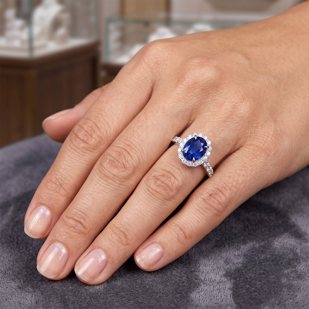 Anello da donna Halo con zaffiro dello Sri Lanka e pavé di diamanti 5.50 carati