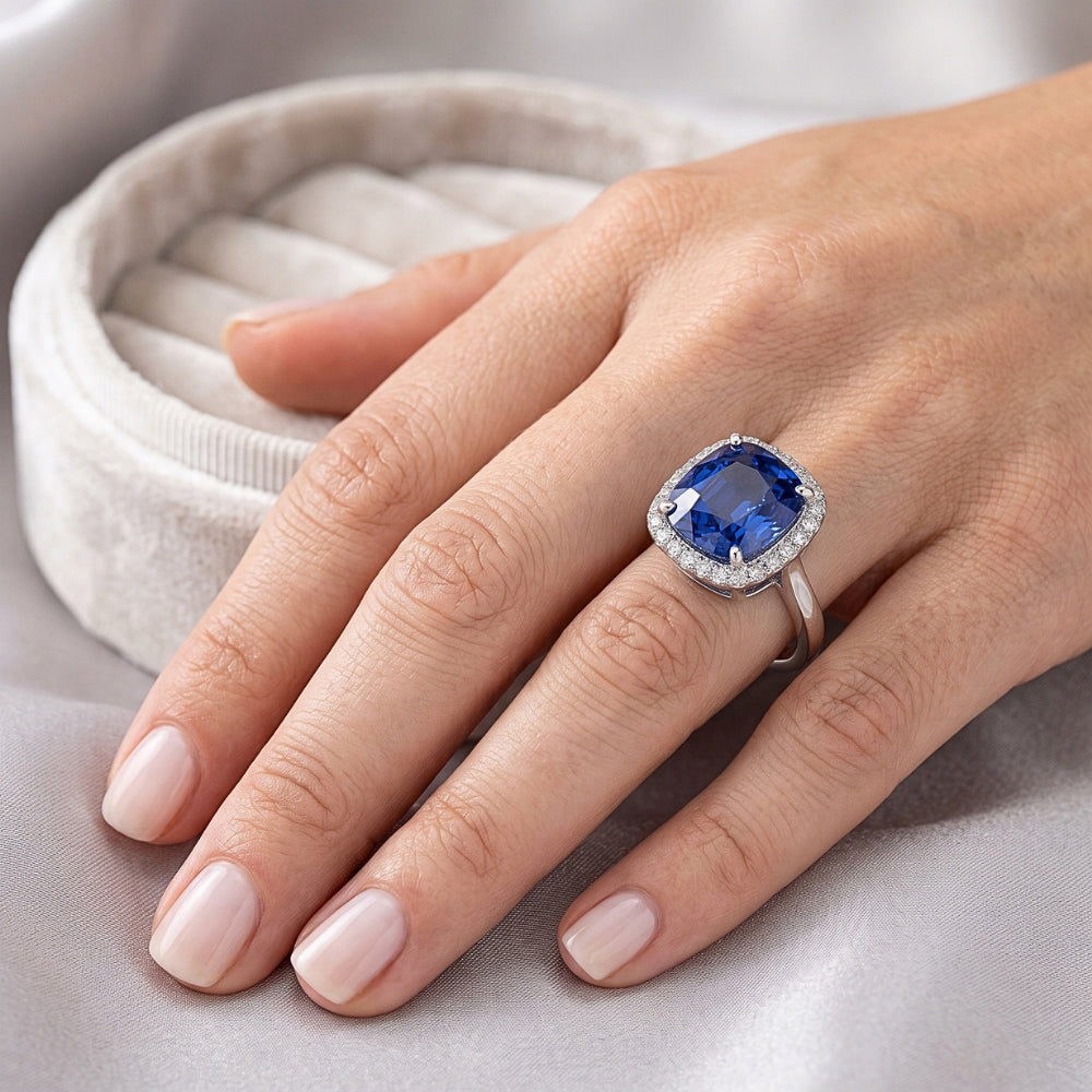 Anello da donna con anello di diamanti. cuscino. zaffiro di Ceylon. 4 carati