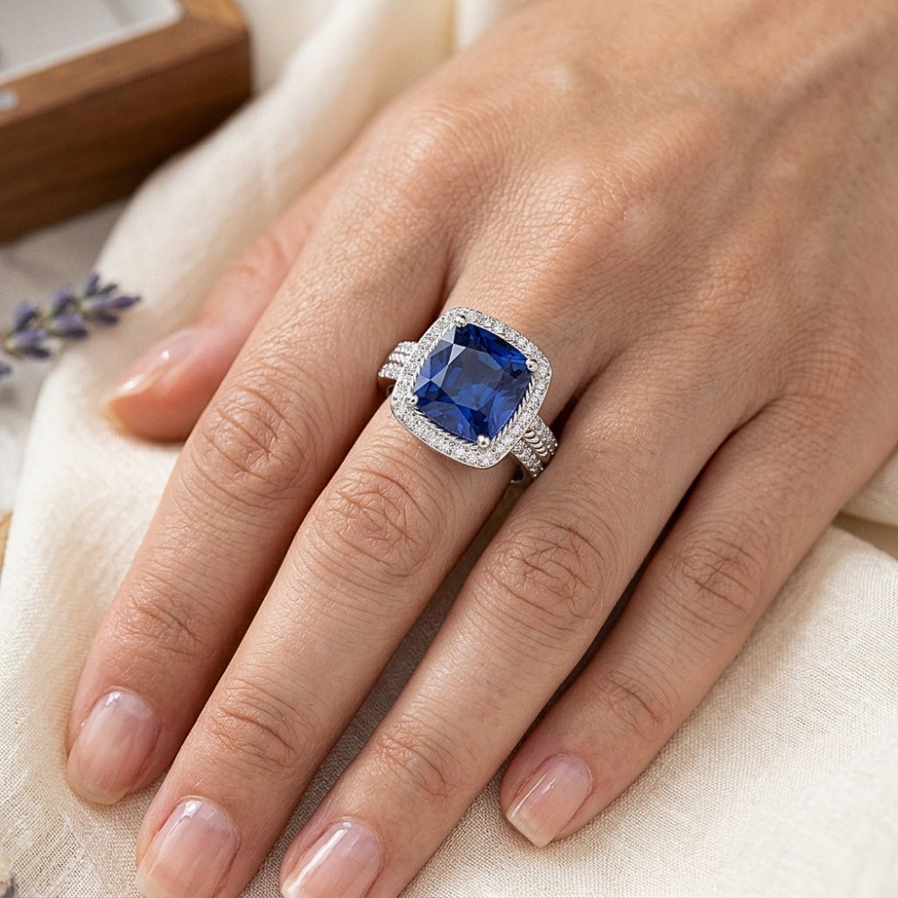 Anello da donna con diamante. cuscino. Halo. zaffiro blu con accenti. 4.50 carati
