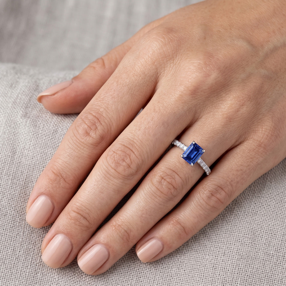 Anello da donna con pietre preziose e diamanti. zaffiro taglio brillante da 1,50 carati con oro bianco 14K