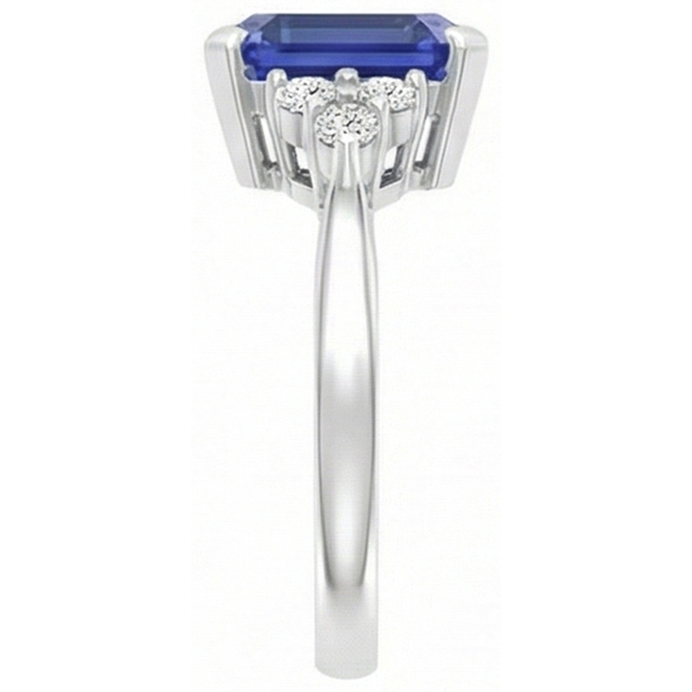 Anello da donna con pietre preziose. smeraldo. zaffiro di Ceylon e diamanti rotondi 3 carati