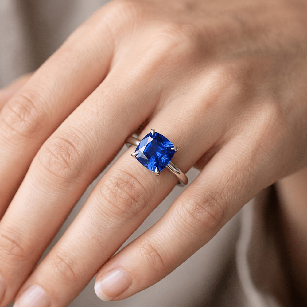 Anello da donna con pietre preziose. solitario. cuscino con zaffiro dello Sri Lanka. 2.25 carati