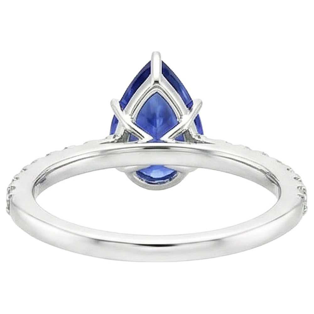 Anello da donna con pietre preziose. zaffiro blu e diamanti. gioielli in oro 5.25 carati