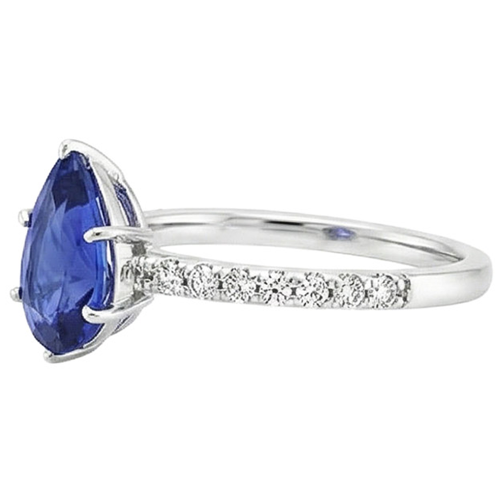 Anello da donna con pietre preziose. zaffiro blu e diamanti. gioielli in oro 5.25 carati