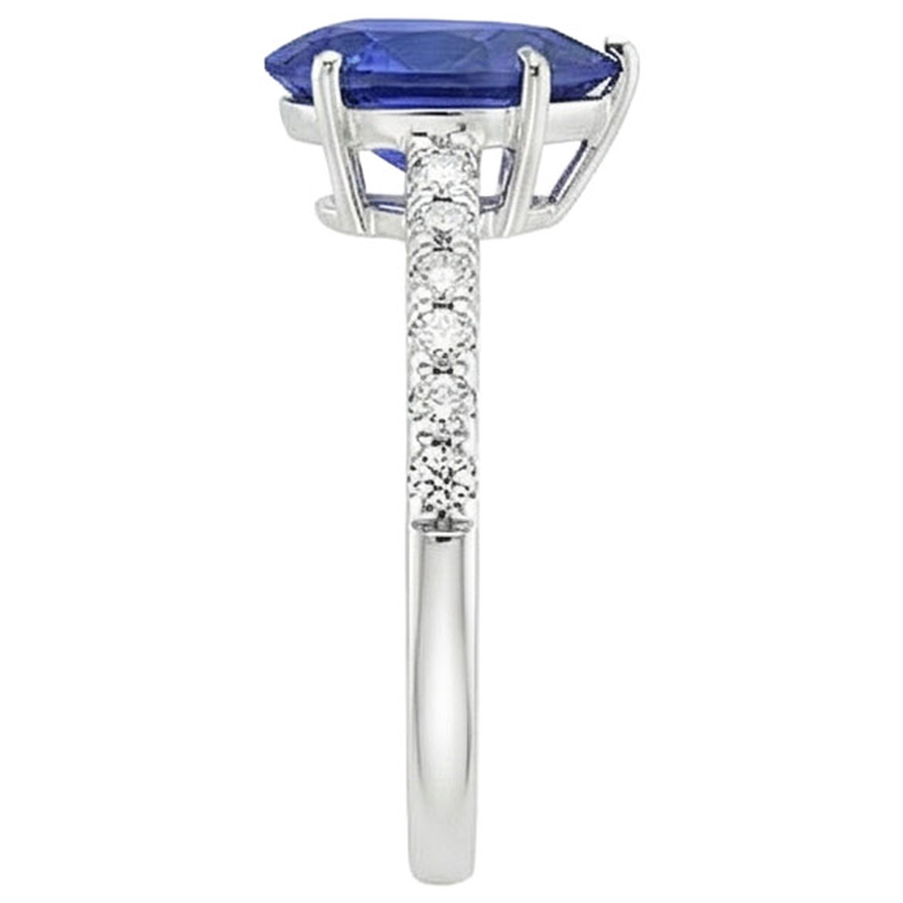 Anello da donna con pietre preziose. zaffiro blu e diamanti. gioielli in oro 5.25 carati