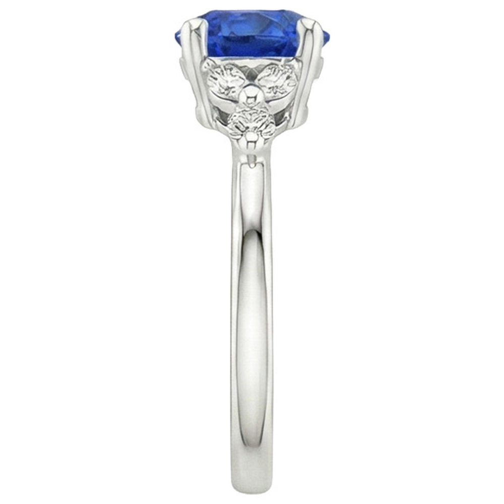 Anello da donna con pietre preziose. zaffiro blu marquise e diamanti rotondi 3 carati