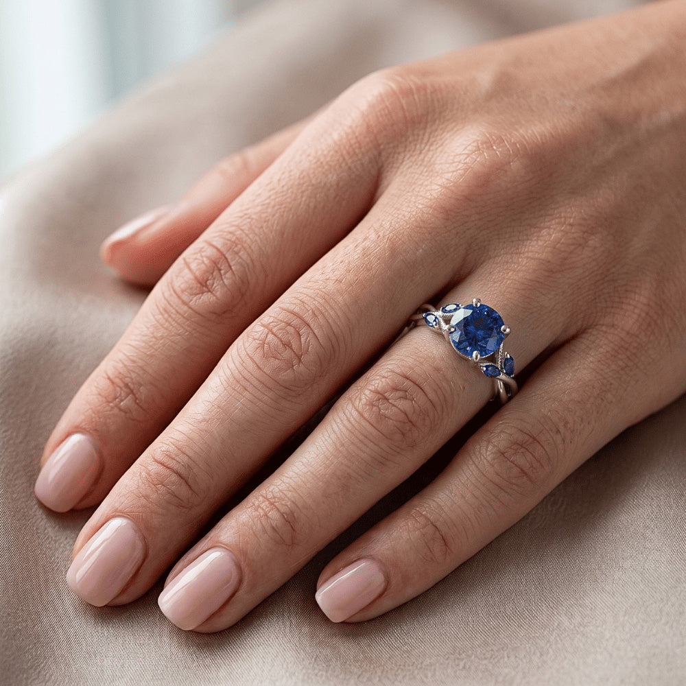 Anello da donna con zaffiri di Ceylon tondi e marquise 2.50 carati