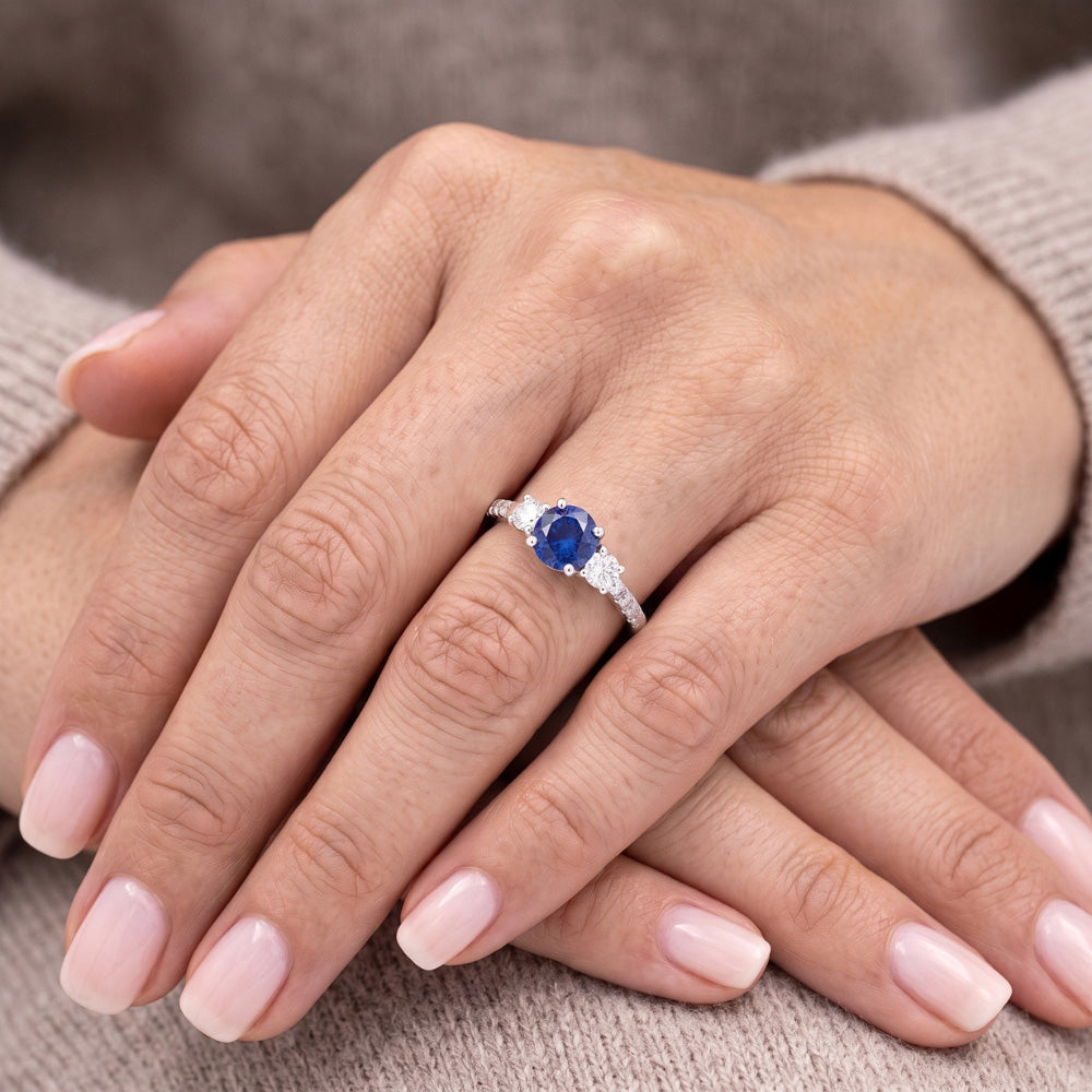 Anello da donna con zaffiro blu 3 pietre da 1,50 carati con anello in oro bianco 14K con diamanti