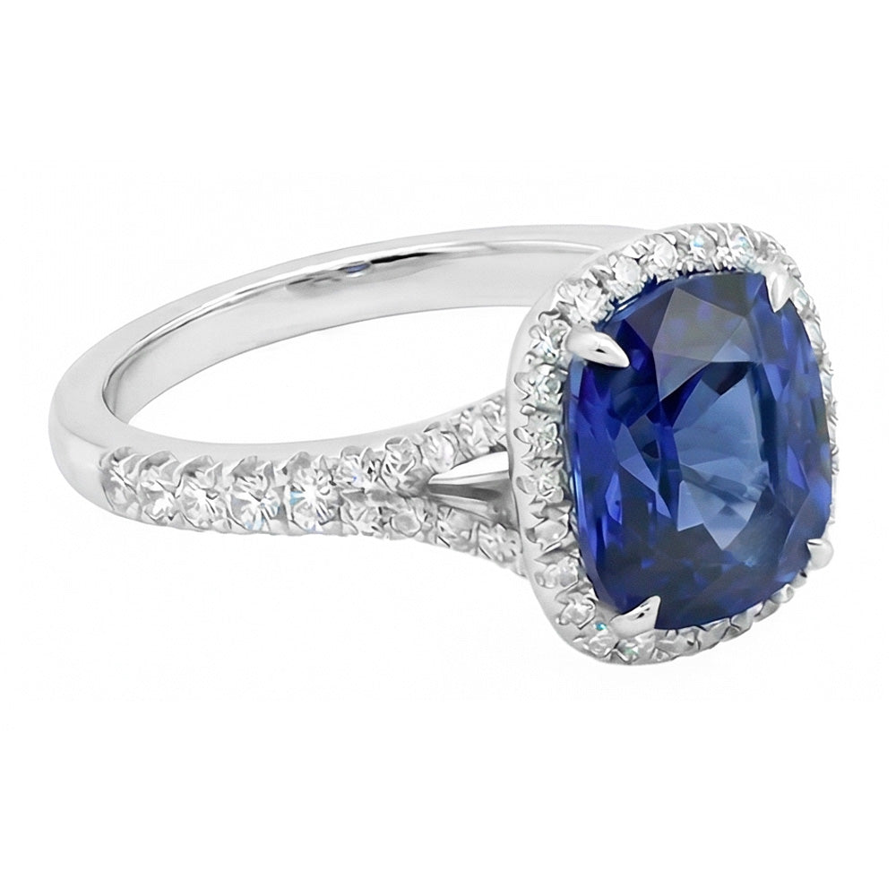 Anello da donna con zaffiro taglio cuscino Halo con pavé di diamanti 4 carati