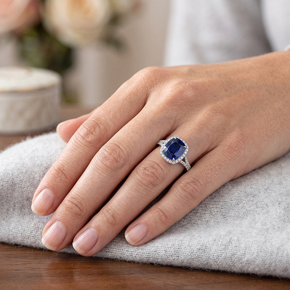 Anello da donna con zaffiro taglio cuscino Halo con pavé di diamanti 4 carati