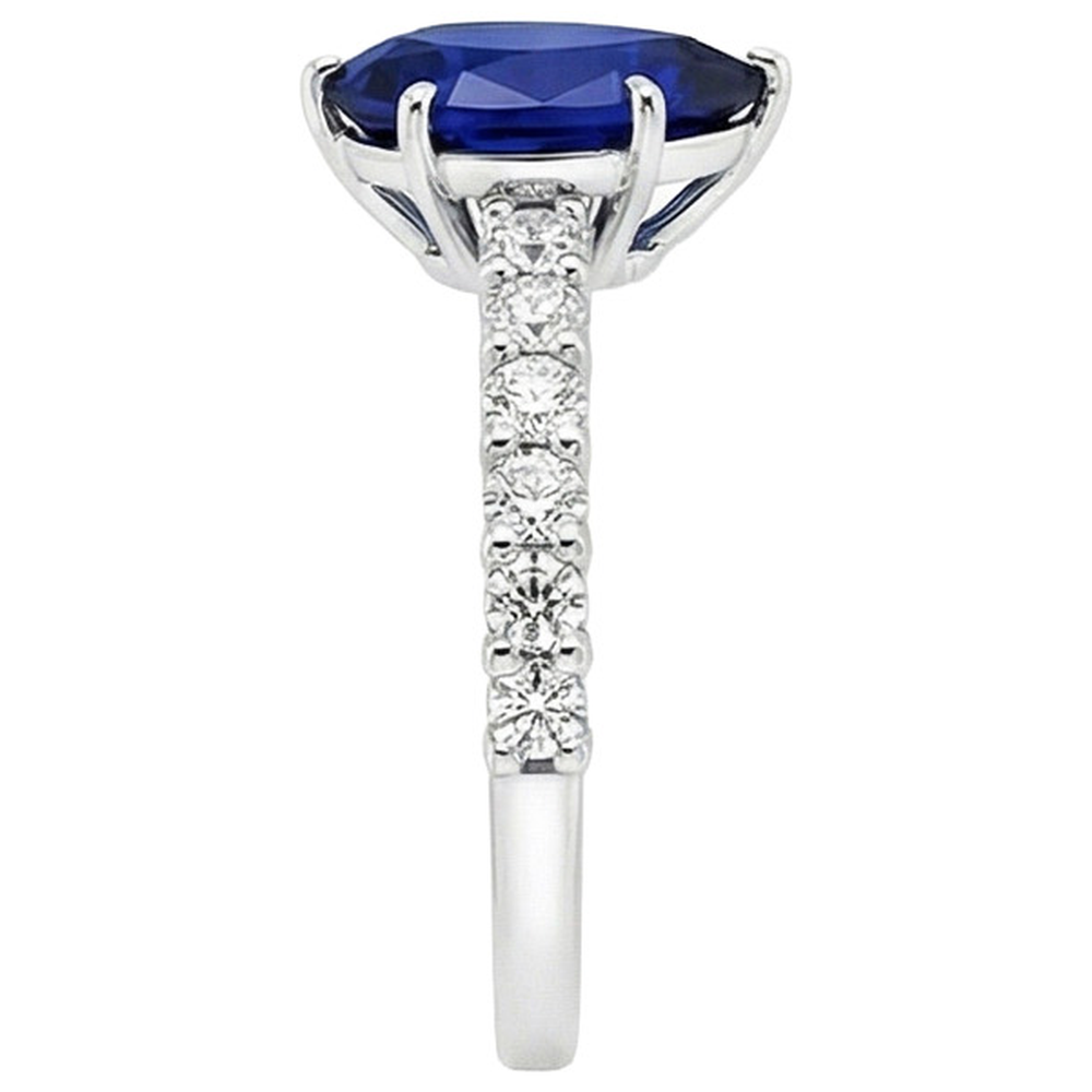 Anello da donna in oro con pietre preziose. zaffiro blu e diamanti 7.25 carati