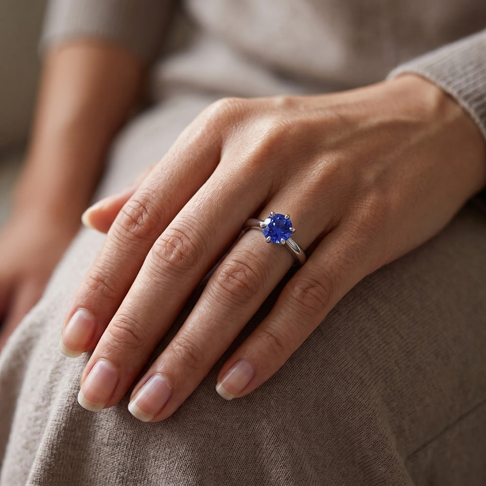 Anello da donna in oro con solitario zaffiro blu 1.50 carati con gambo pizzicato