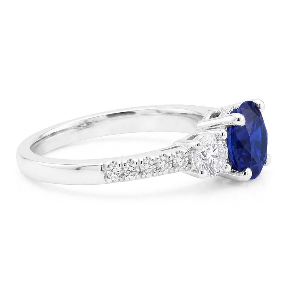 Anello da donna in stile 3 pietre con zaffiro blu e diamanti con accenti di 2 carati e oro bianco 14K