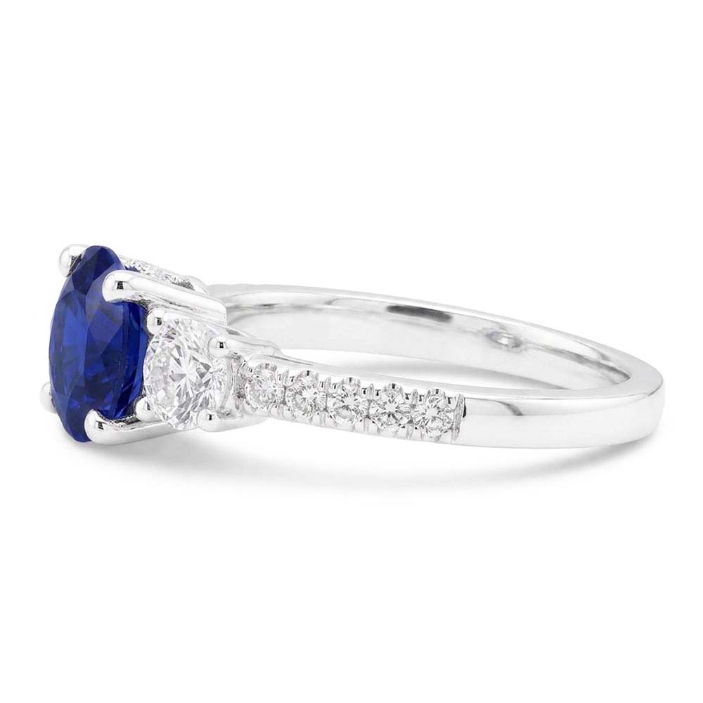 Anello da donna in stile 3 pietre con zaffiro blu e diamanti con accenti di 2 carati e oro bianco 14K