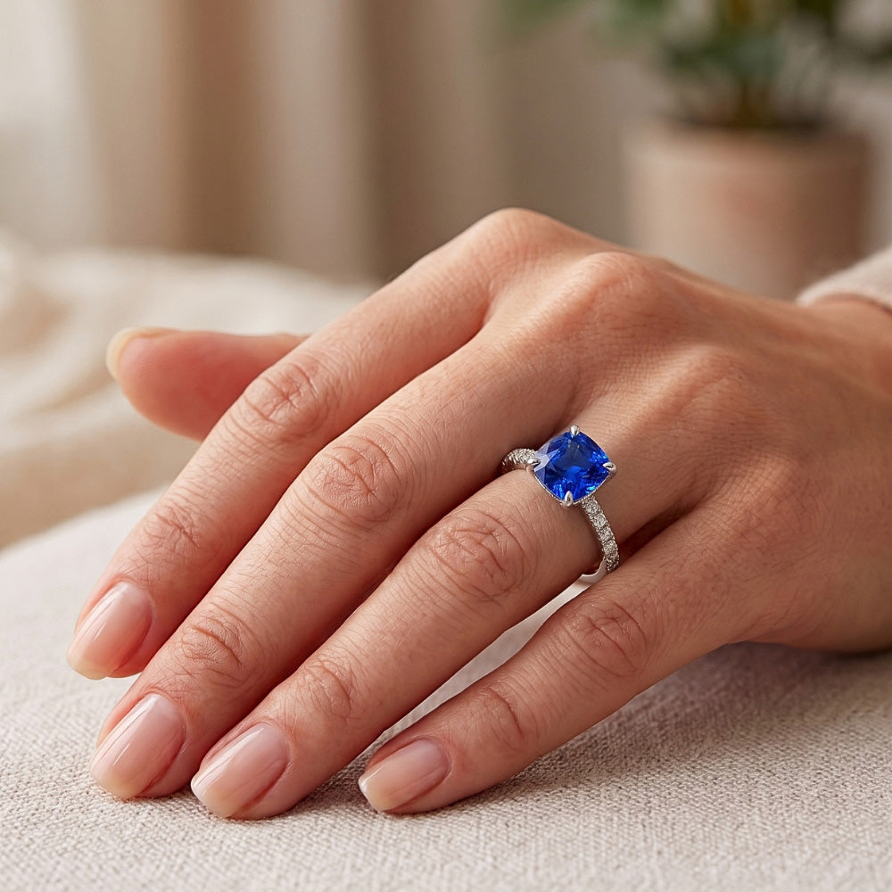 Anello di diamanti con zaffiro blu cuscino con pavé di accenti 2.75 carati