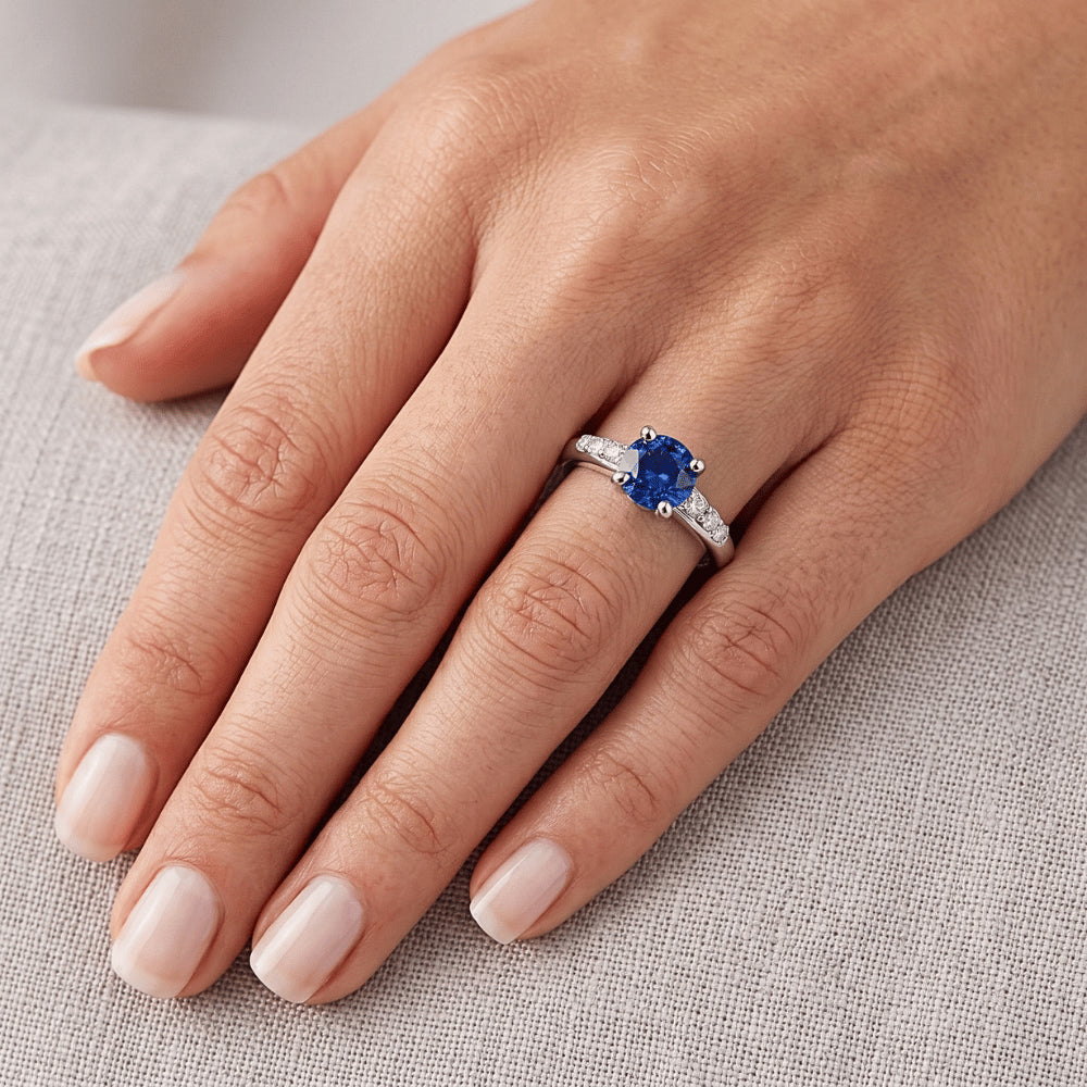 Anello di diamanti tondi a quattro punte da 1,50 carati con zaffiro blu e oro bianco 14K