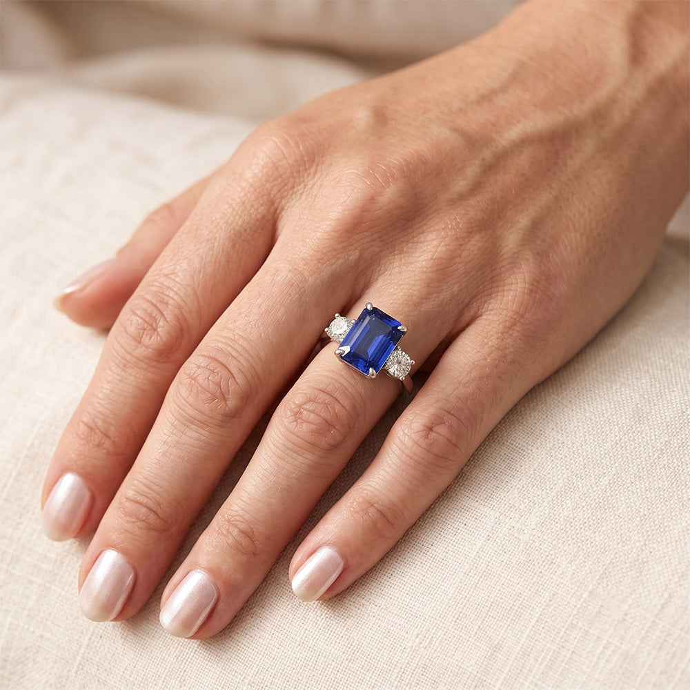 Anello di fidanzamento 3 pietre con zaffiro blu radiante e diamante 3.50 carati