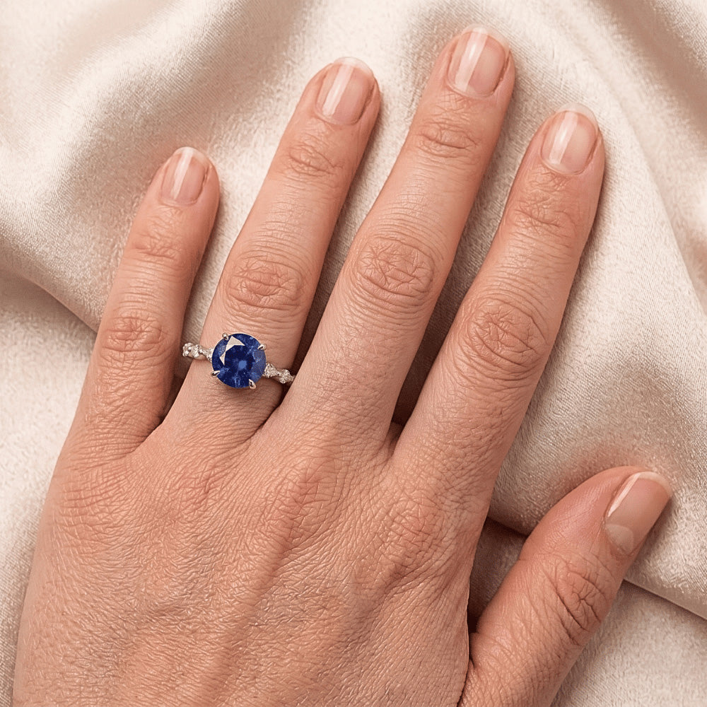 Anello di fidanzamento 4 carati con zaffiro di Ceylon rotondo e oro marquise di diamanti