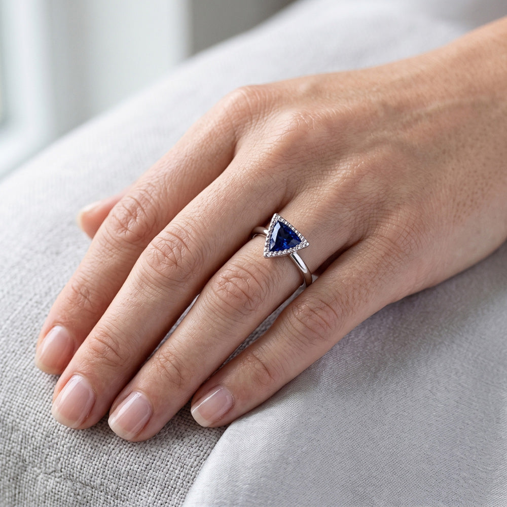 Anello di fidanzamento Halo Set di castoni trilioni Zaffiro di Ceylon 0.50 carati