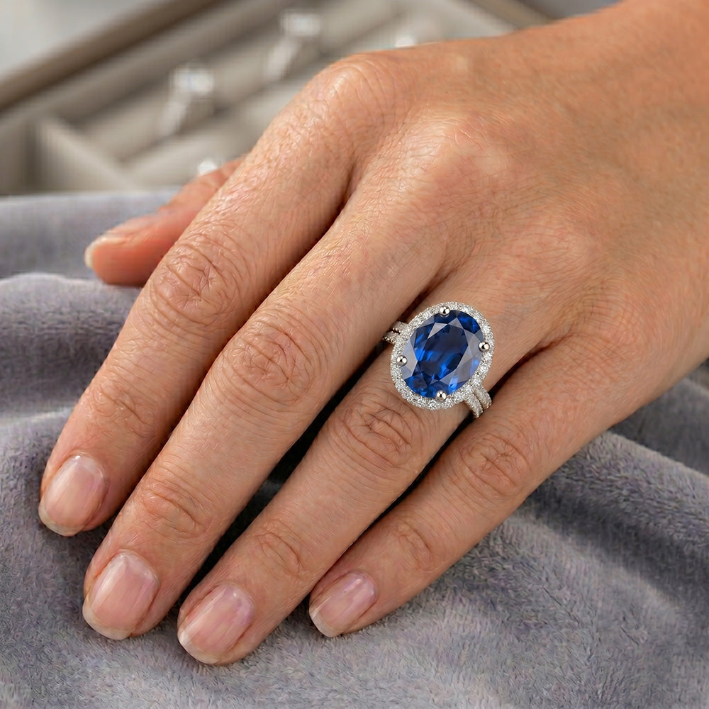 Anello di fidanzamento Halo con zaffiro blu ovale Set 10.25 carati in oro bianco
