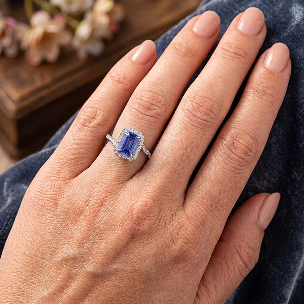 Anello di fidanzamento Tension Style con zaffiro blu Halo da 3 carati e pavé di diamanti