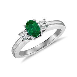 Anello di fidanzamento con Verde smeraldo e diamante con 3 griffe incastonate da 2.50 ct. WG 14K