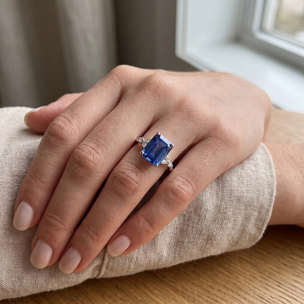 Anello di fidanzamento con accenti di zaffiro blu smeraldo e diamante 4 carati