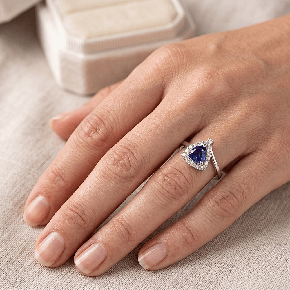 Anello di fidanzamento con diamante Halo Trillion 2 carati zaffiro blu intenso con oro bianco 14K