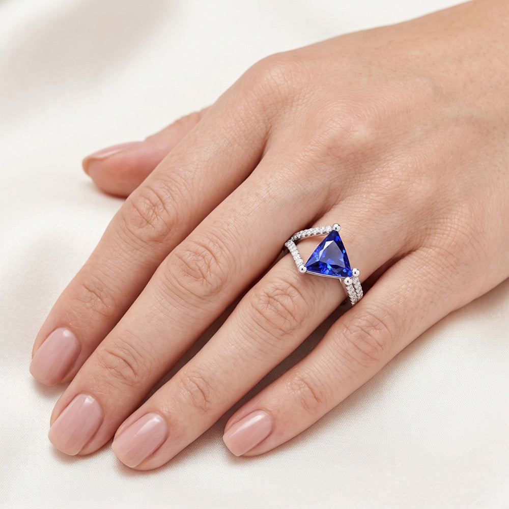 Anello di fidanzamento con diamante trilioni di zaffiro gambo diviso 3 carati