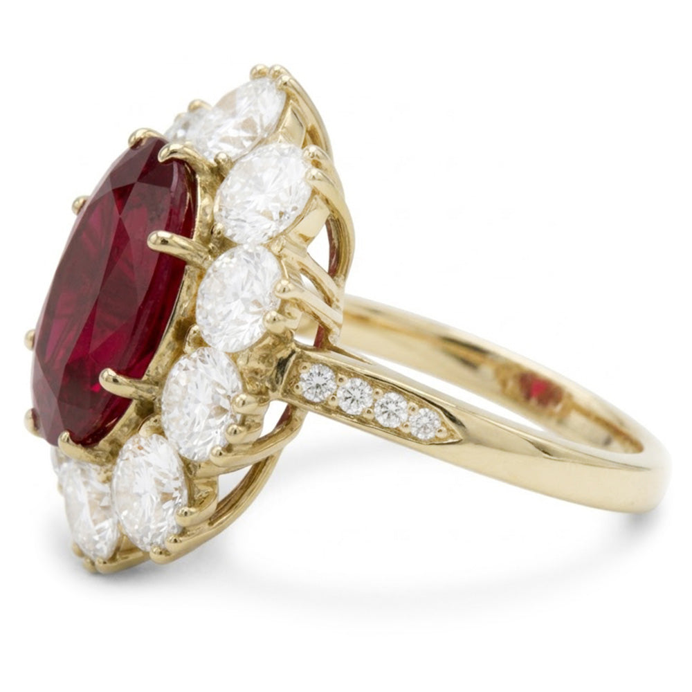 Anello di fidanzamento con granato a taglio ovale e diamanti incastonati a griffe da 7.25 ct