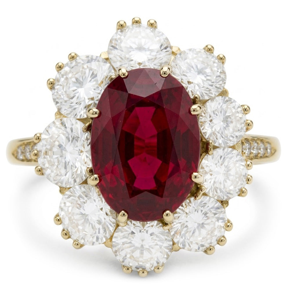 Anello di fidanzamento con granato a taglio ovale e diamanti incastonati a griffe da 7.25 ct