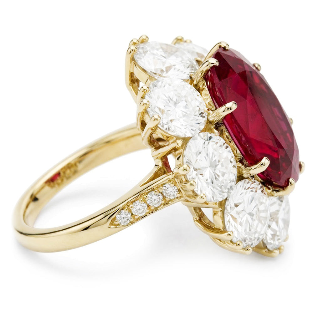 Anello di fidanzamento con granato a taglio ovale e diamanti incastonati a griffe da 7.25 ct