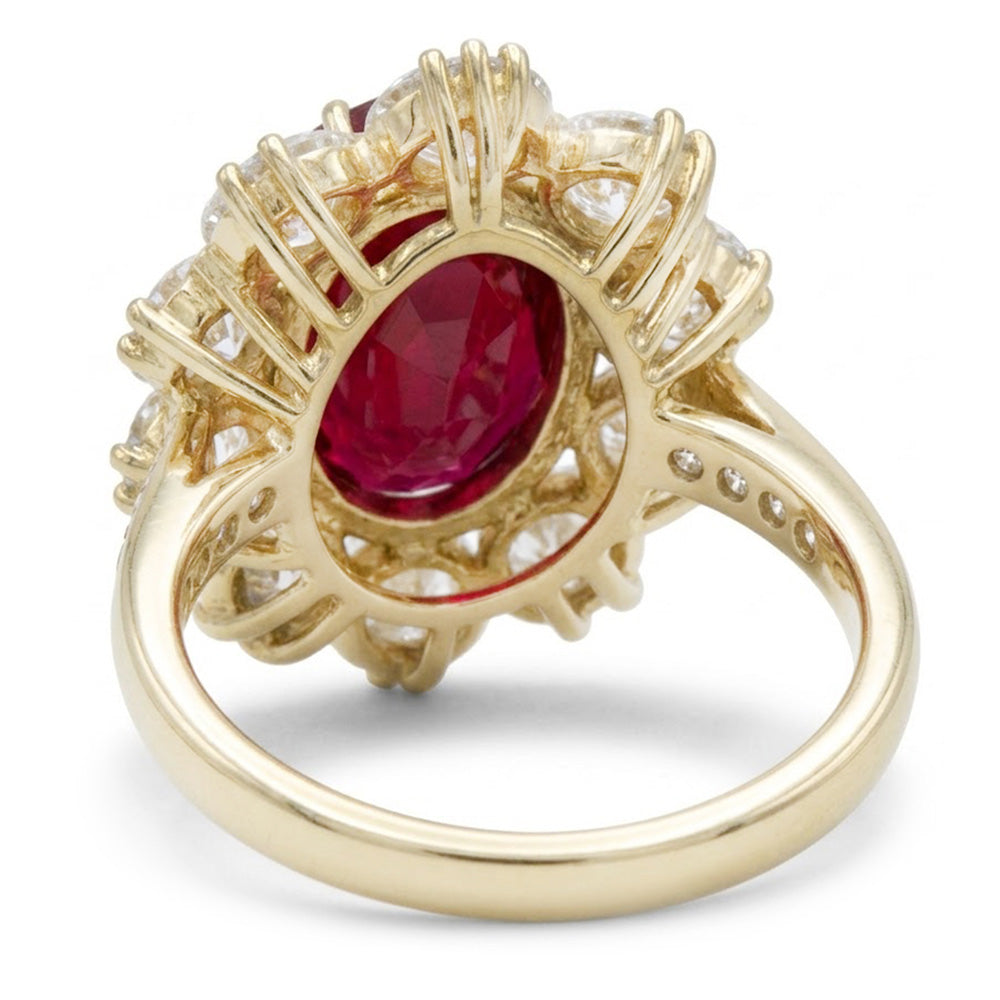 Anello di fidanzamento con granato a taglio ovale e diamanti incastonati a griffe da 7.25 ct