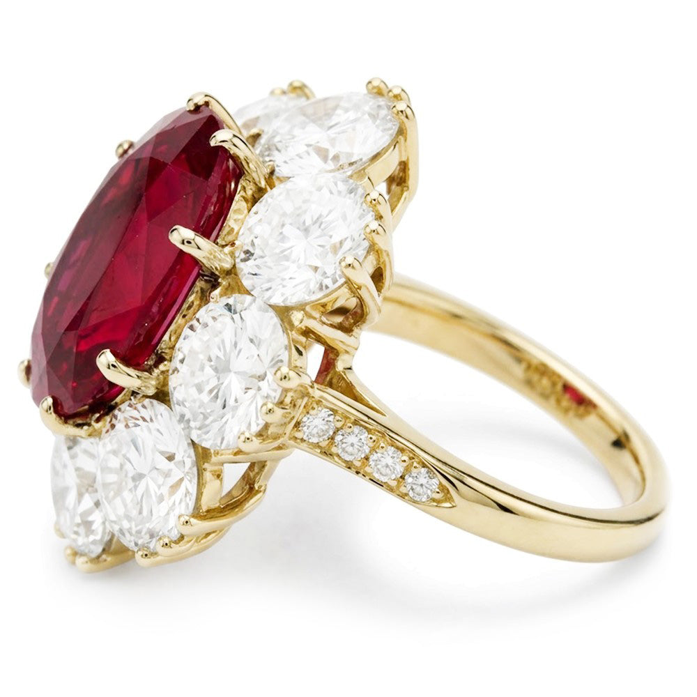 Anello di fidanzamento con granato a taglio ovale e diamanti incastonati a griffe da 7.25 ct