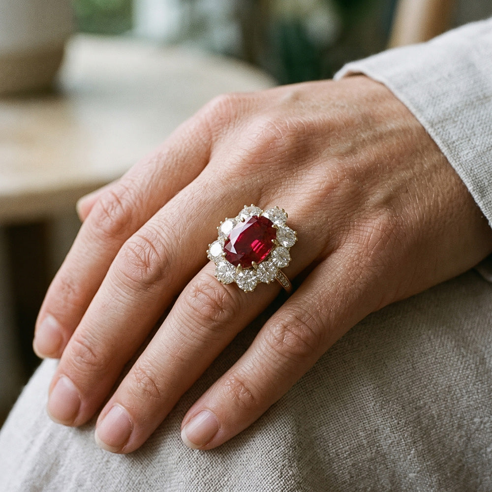 Anello di fidanzamento con granato a taglio ovale e diamanti incastonati a griffe da 7.25 ct