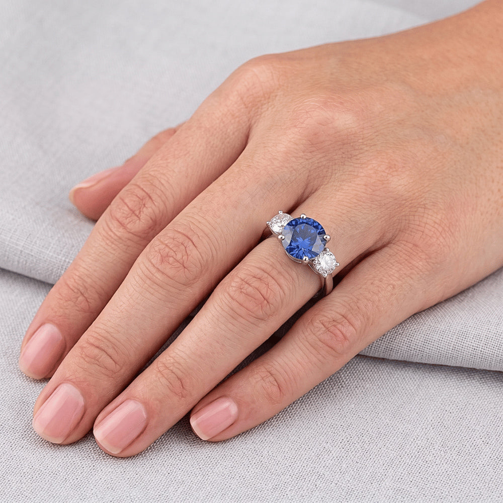 Anello di fidanzamento con tre pietre in oro 14K con zaffiro rotondo di Ceylon 2.50 carati