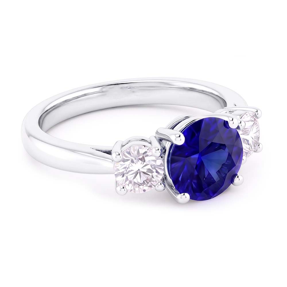 Anello di fidanzamento con tre pietre. zaffiro blu rotondo. 2.50 carati. diamanti
