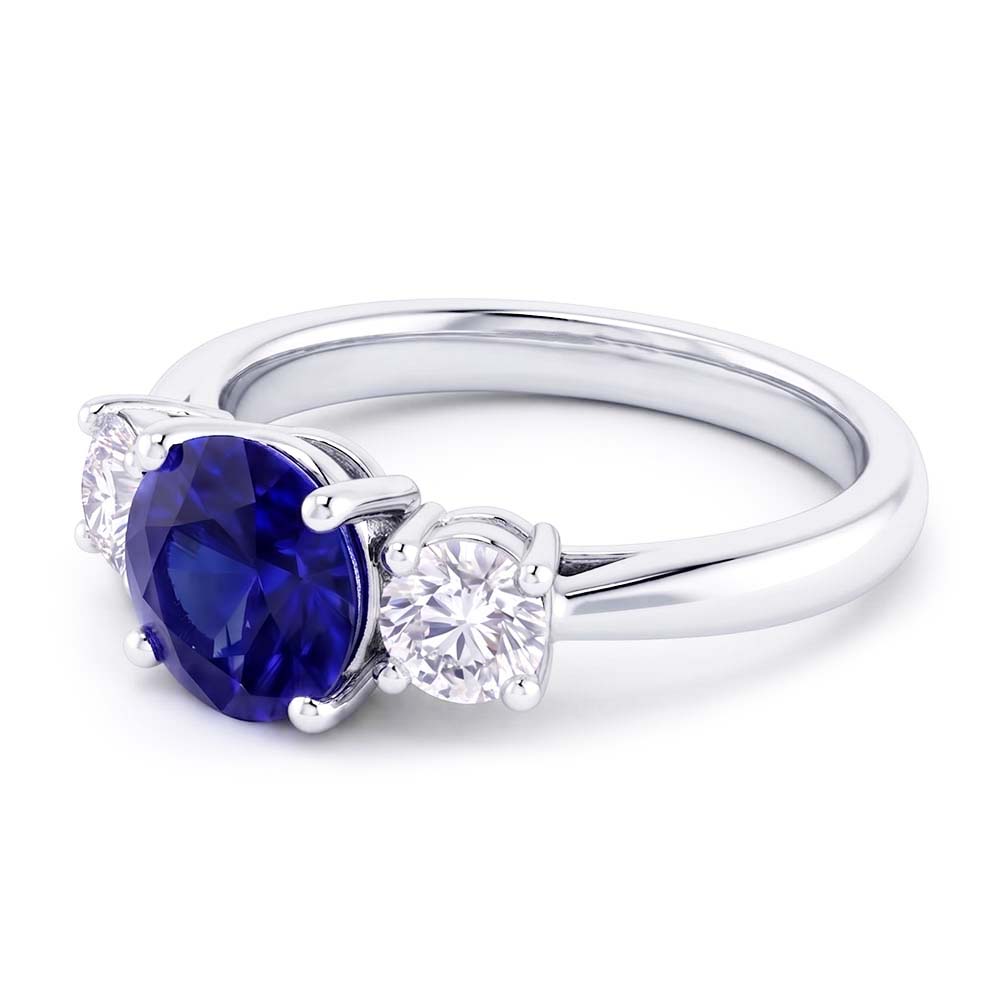 Anello di fidanzamento con tre pietre. zaffiro blu rotondo. 2.50 carati. diamanti