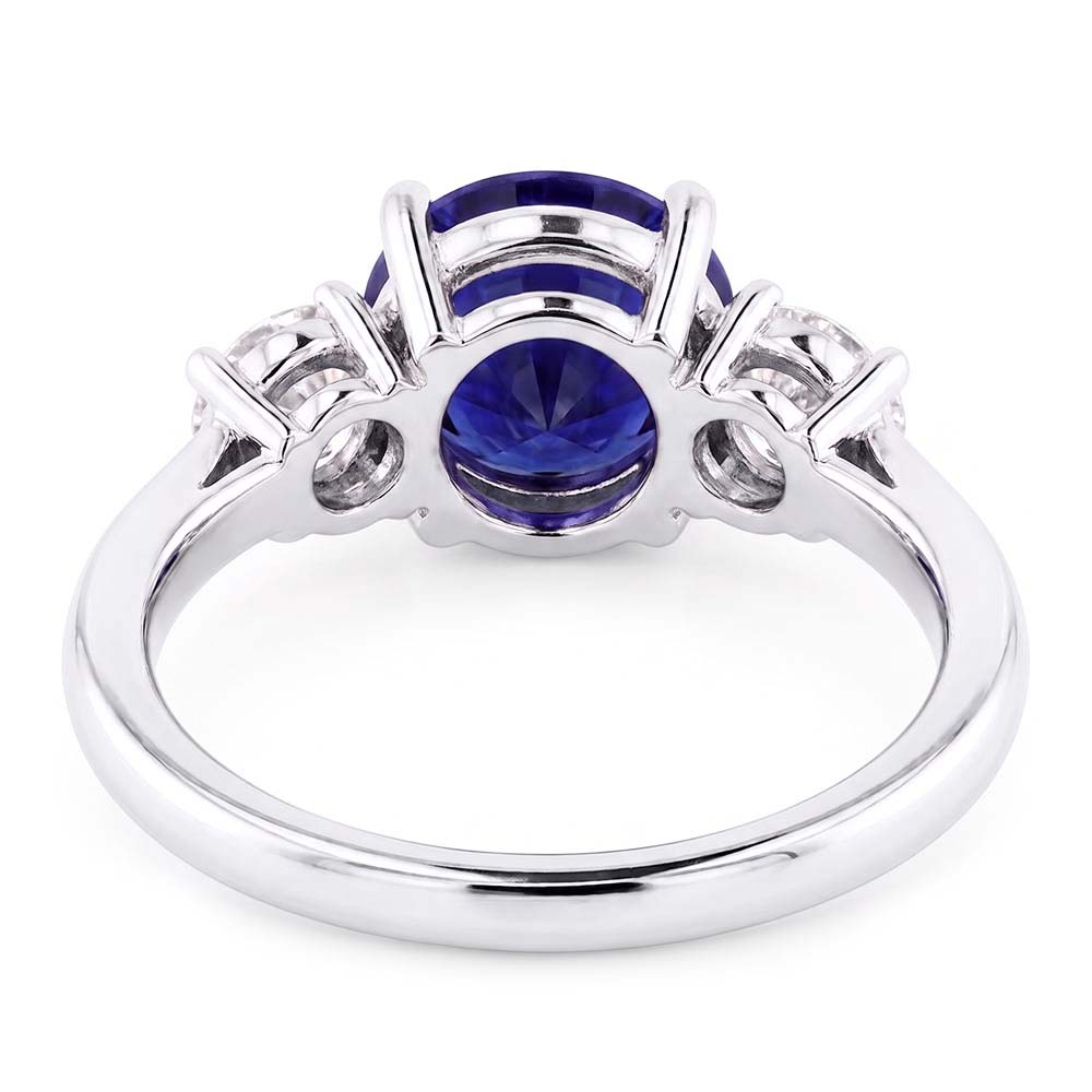 Anello di fidanzamento con tre pietre. zaffiro blu rotondo. 2.50 carati. diamanti