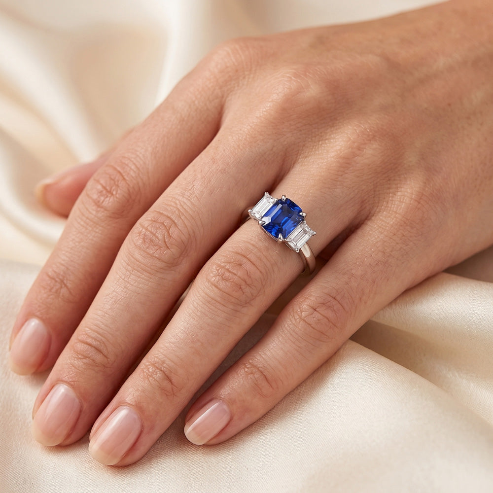 Anello di fidanzamento con zaffiro blu 3 pietre 2 carati diamanti taglio smeraldo