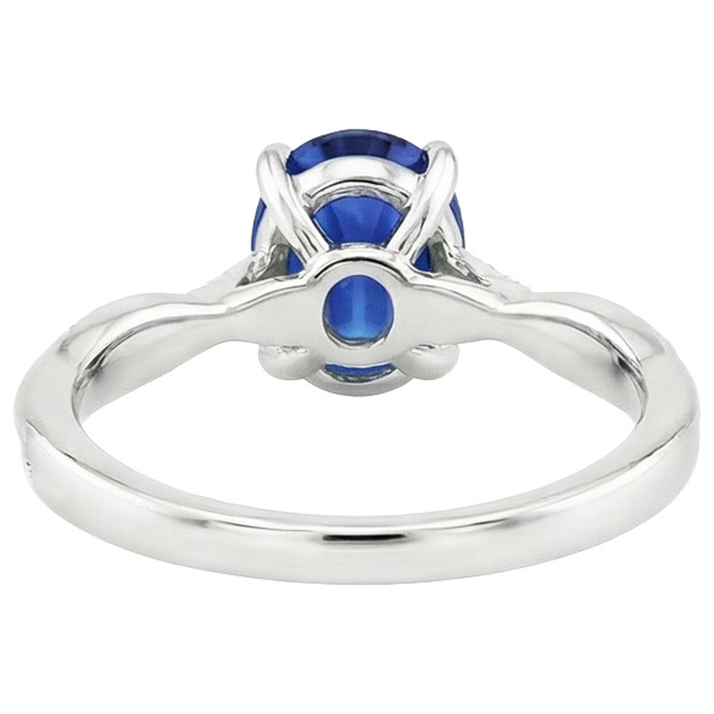 Anello di fidanzamento con zaffiro blu ovale. diamante. gambo intrecciato. 6 carati