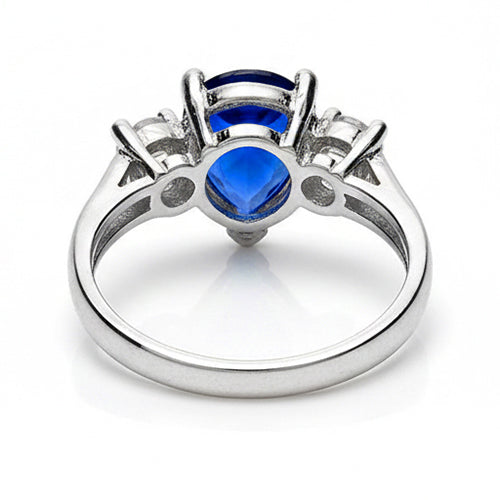 Anello di fidanzamento con zaffiro blu pera da 4,20 carati e tre pietre di diamante