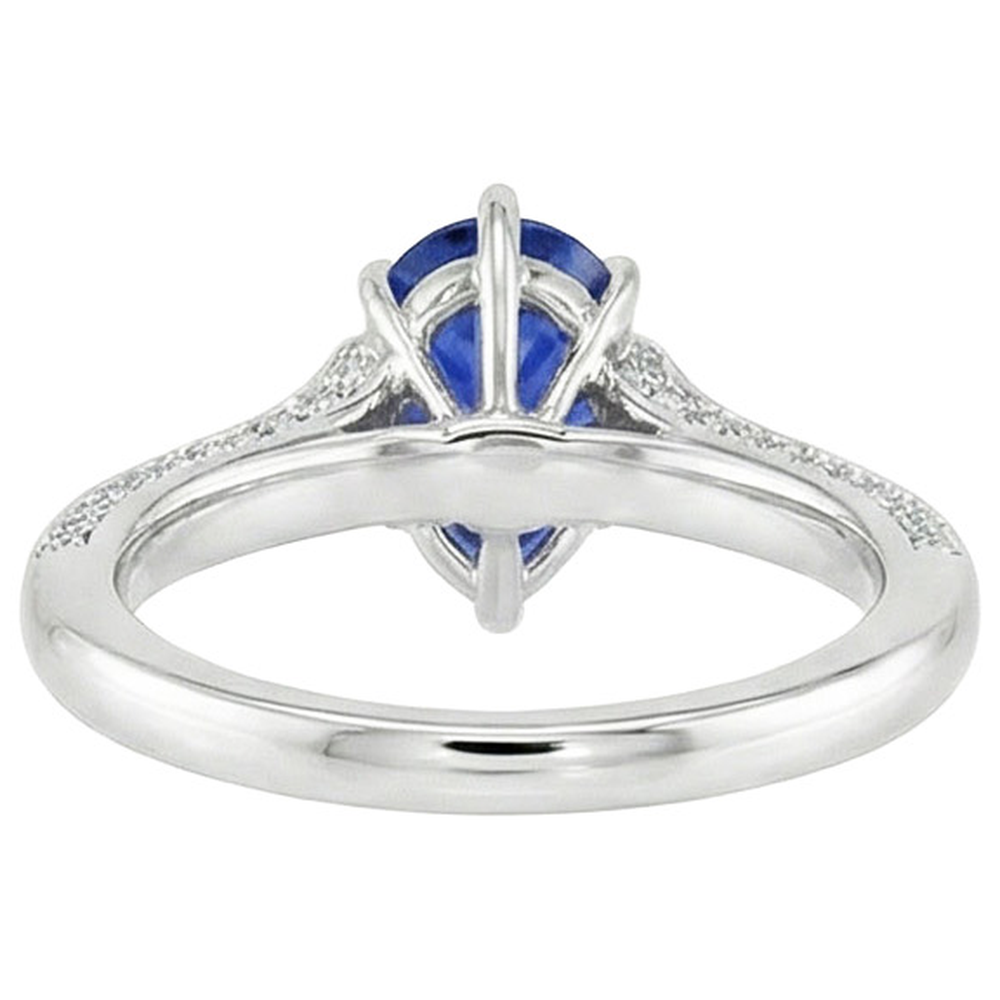 Anello di fidanzamento con zaffiro blu pera in oro bianco 4.50 carati